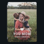Cute HEART LIGT U MOM Moederdag Foto iPad Pro Cover<br><div class="desc">Schattige Heart Love You Mom Moederdag Foto iPad Case bevat uw favoriete foto met de tekst "(love heart) you Mom" in modern wit script met uw namen hieronder. Personaliseer door de tekst in het tekstvak te bewerken en uw eigen afbeelding toe te voegen. Ontworpen door ©2022 Evco Studio www.zazzle.com/store/evcostudio</div>