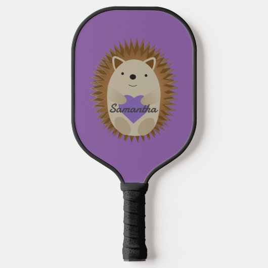Cute Hedegel Holidng a Paars Heart Pickleball Paddle (Voorkant)