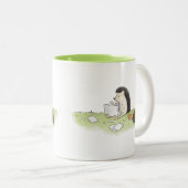 Cute Hedgel Animal met computer Double-Sided Tweekleurige Koffiemok (Voorkant rechts)
