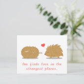Cute Hedgel vindt zijn ware liefde in een schrobbe Briefkaart (Staand voorkant)