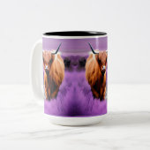Cute Highland Koe in Lavender Field Tweekleurige Koffiemok (Voorkant links)