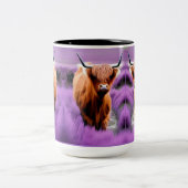 Cute Highland Koe in Lavender Field Tweekleurige Koffiemok (Center)