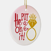 Cute Hij heeft er een ring op gezet. Keramisch Orn Ornament (Rechts)