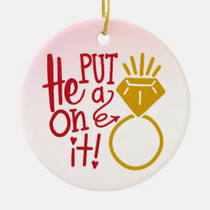 Cute Hij heeft er een ring op gezet. Keramisch Orn Ornament