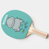 Cute hippo springende cartoon illustratie tafeltennisbatje (Zijkant)