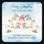Cute Holiday Gnomes Merry kerstreturn Address Vierkante Sticker<br><div class="desc">Een trio van leuke feestelijke gnomen die je favoriete mensen "prettige kerst" uit je familie wensen met je retouradres hieronder. Composietontwerp per feestdag — Design.</div>