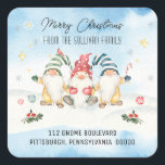 Cute Holiday Gnomes Merry kerstreturn Address Vierkante Sticker<br><div class="desc">Een trio van leuke feestelijke gnomen die je favoriete mensen "prettige kerst" uit je familie wensen met je retouradres hieronder. Composietontwerp per feestdag — Design.</div>