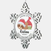 Cute Holiday Sloth Baby's Eerste Kerstmis Tin Sneeuwvlok Ornament (Rechts)