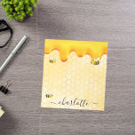 Cute hommels honingraathoning druppelmonogram notitieblok<br><div class="desc">Voeg wat plezier en humor toe aan je zomerboodschappenlijstjes of thuiswinkels! Gele, witte achtergrond met een bijenhoningraatpatroon en vrolijke, lachende hommels. Verdroogd met zoete druppelhoning. Jouw naam geschreven met een zwart handgeschreven stijlscript met schuine streep. Om de spoelbeurten te houden schrap slechts de steekproefnaam, verlaat de ruimten of emoji's voor...</div>