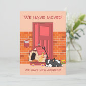 Cute hond die zijn huis voor de deur beweegt aankondiging (Staand voorkant)