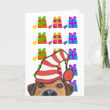 Cute hond met kerstmannenhoed en cadeaus kerstkaar