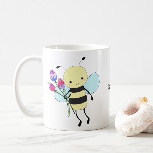 Cute Honey Bee Holding Flowers Custom Name Koffiemok (Met donut)