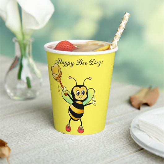 Cute Honey Bee met Heart op Gele Dag Papieren Bekers (Insitu)