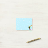 Cute Honey Bumblebee op Light Blue Post-it Notes (Op bureau)