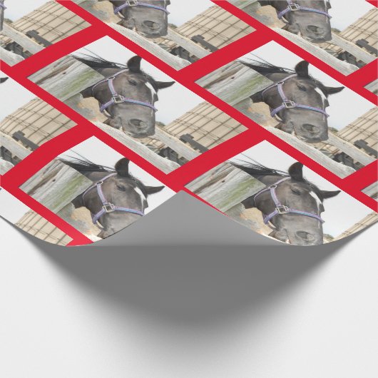 Cute Horse Kauwend op een Fence Post Cadeaupapier (Hoek)