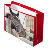 Cute Horse Kauwend op een Fence Post Groot Cadeauzakje (Voorkant Gekanteld)