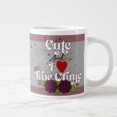 Cute & I ❤️ True Crime.–Personalized Name Grote Koffiekop (Rechts)