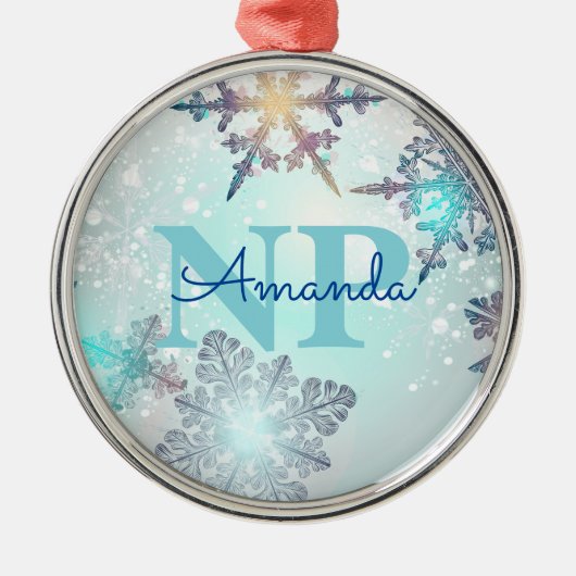 Cute Ice Blue Snowflake Personalized Name NP Nurse Metalen Ornament (Voorkant)