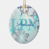 Cute Ice Blue Snowflake Persoonlijke benaming LPN Keramisch Ornament (Rechts)