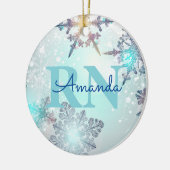 Cute Ice Blue Snowflake Persoonlijke naam RN Verpl Keramisch Ornament (Links)