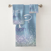 Cute iridescen ice blue faux monogram bad handdoek (Insitu)