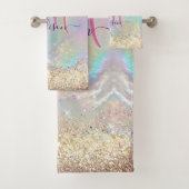 Cute iridescent faux gold glitter monogram bad handdoek (Insitu)