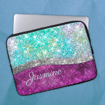 Cute iridescent paars blauwgroen faux glitter mono laptop sleeve<br><div class="desc">, elegante, girale, zilverkleurige en iriserende faux-glitter in een eenhoorn, regenboog, blauwgroen, aqua, fuchsia en een speciale, stijlvolle laptophoes van creëer. Voeg wat stijl aan uw kantoor, bureau, of persoonlijke ruimte met een Chic en stijlvolle douanenaam en monogram de hoes van de Laptop toe. personaliseer het met een manuscriptnaam en...</div>