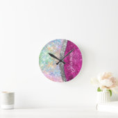 Cute iridescent roze faux glitter monogram ronde klok (Huis)