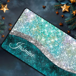 Cute iridescent turquoise faux glitter monogram bureaumat<br><div class="desc">Schattigee iriserende turkoois faux glitter monogram Bureaumat. Voeg een vleugje glitter en glam toe aan uw home kantoor of slaapzaal met deze elegante bureaumat. Om het extra speciaal te maken, is het ook monogram en gepersonaliseerd met naam of initialen. Klik op de link "verder aanpassen" en gebruik de ontwerptool om...</div>