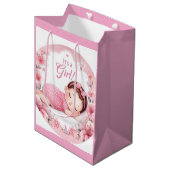 Cute It’s a Girl Baby Announcement  Medium Cadeauzakje (Voorkant Gekanteld)