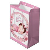 Cute It’s a Girl Baby Announcement  Medium Cadeauzakje (Achterkant Gekanteld)