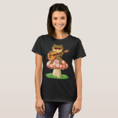 Cute Japanese frog playing guitar banjo on a mushr T-shirt (Voorkant volledig)