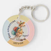 Cute Kangaroo Traveler The Adventure Begins Sleutelhanger (Achterkant)