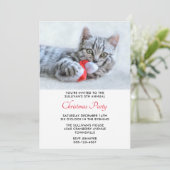 Cute Kat Biting a Red Santa Hat Kerstparty Kaart (Staand voorkant)