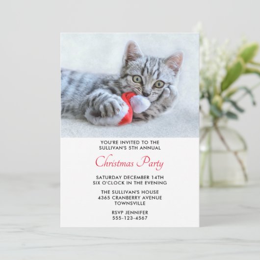 Cute Kat Biting a Red Santa Hat Kerstparty Kaart (Staand voorkant)