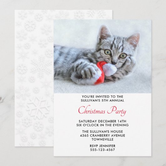 Cute Kat Biting a Red Santa Hat Kerstparty Kaart (Voorkant / Achterkant)