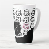 Cute Kat (zwart, wit en roze) Latte Mok (Rechterhoek)