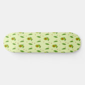 Cute kawaii avocado on green persoonlijk skateboard (Horizontaal)