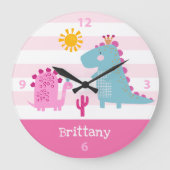 Cute Kawaii Dinosaur Girl Pink Nursery Custom Name Grote Klok (Voorkant)