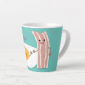Cute kawaii egg and bacon cartoon illustration latte mok (Rechterhoek)