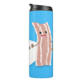 Cute kawaii egg and bacon cartoon illustration thermosbeker (Geroteerd rechts)