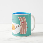 Cute kawaii egg and bacon cartoon illustration tweekleurige koffiemok (Voorkant rechts)