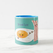 Cute kawaii egg and bacon cartoon illustration tweekleurige koffiemok (Center)