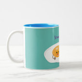 Cute kawaii egg and bacon cartoon illustration tweekleurige koffiemok (Links)
