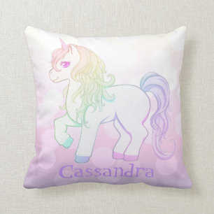 Cute kawaii regenboogkleurige eenhoorn pony met na kussen