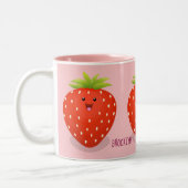 Cute kawaii strawberry cartoon illustration tweekleurige koffiemok (Links)
