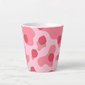 Cute Kawaii Strawberry Koe Pattern Latte Mok (Voorkant)