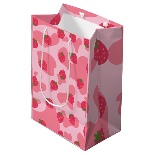 Cute Kawaii Strawberry Koe Pattern Medium Cadeauzakje (Voorkant Gekanteld)