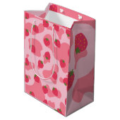 Cute Kawaii Strawberry Koe Pattern Medium Cadeauzakje (Achterkant Gekanteld)