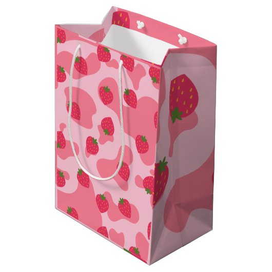 Cute Kawaii Strawberry Koe Pattern Medium Cadeauzakje (Achterkant Gekanteld)